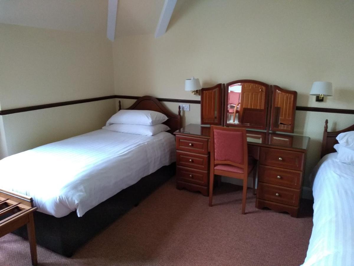 Caledonian Hotel Fort Augustus Esterno foto